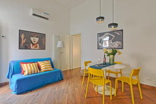 スフェッラカヴァッロにあるLa Casa di Cortile Rizzutoのリビングルーム(青いソファ、テーブル付)
