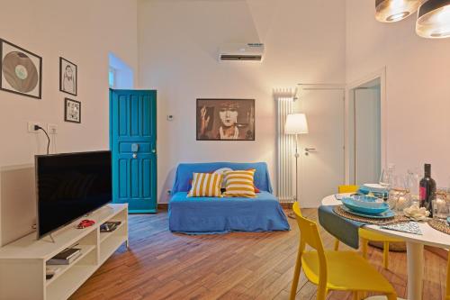 スフェッラカヴァッロにあるLa Casa di Cortile Rizzutoのリビングルーム(青いソファ、テーブル付)