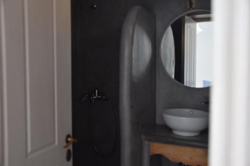 a bathroom with a sink and a mirror at Amfitriti Serifos in Livadion