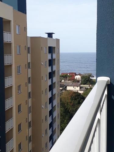 - un balcon offrant une vue sur l'océan dans l'établissement Apto de Praia Fiji 1108, à Balneário Piçarras