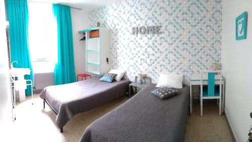 hotel l'échappée d'oléronにあるベッド