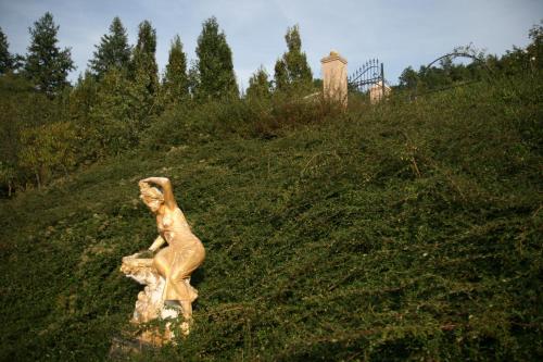 a statue of a woman sitting on top of a hill at Tenuta Pian D'Attesio - Agriturismo in Castelletto Soprano