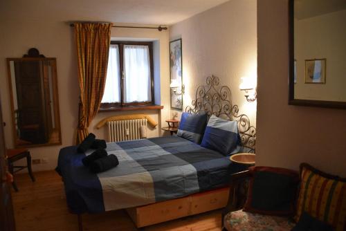 a bedroom with a bed with a blue blanket and a window at Casa Pascal in Verrand