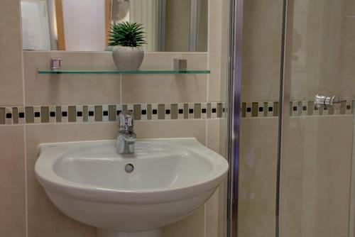 Bilik mandi di Best Western London Highbury