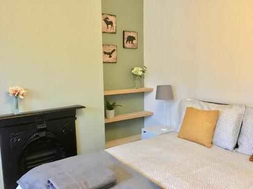 Postel nebo postele na pokoji v ubytování Sunny Character House By Your Stay Solutions Short Lets & Serviced Accommodation Netley Southampton With Patio