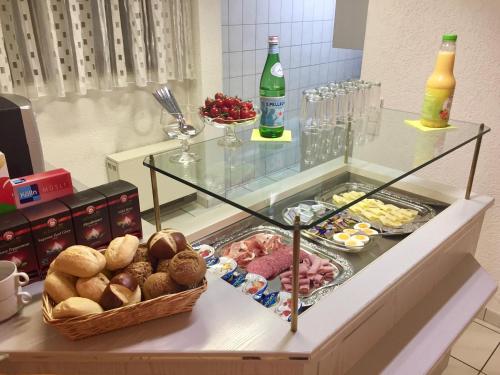 - un buffet avec nourriture et boissons sur un comptoir dans l'établissement Hotel Carle, à Deizisau