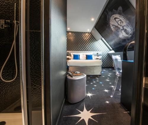 Um banheiro em Hotel Splendor Elysées