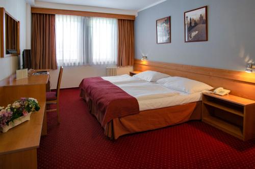 A bed or beds in a room at Hotel Globus
