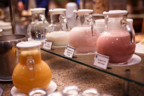里奥格兰德大西洋里奥格兰德酒店的一组装有不同类型果汁的玻璃罐