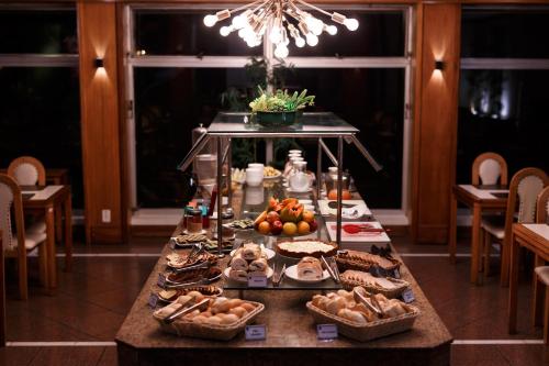 里奥格兰德大西洋里奥格兰德酒店的摆满自助餐的桌子