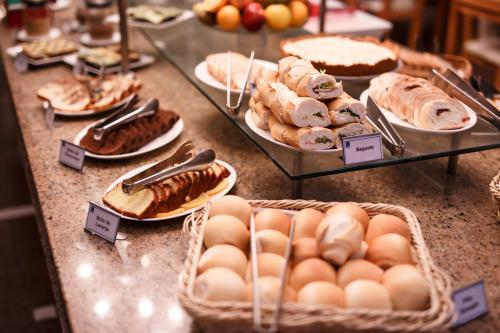 里奥格兰德大西洋里奥格兰德酒店的自助餐台上摆放着糕点、面包和盘子里的鸡蛋。