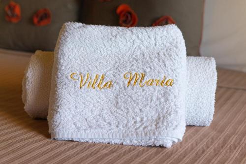 Una almohada blanca con el nombre de virilla maria. en Villa Maria, en Stavrokhórion