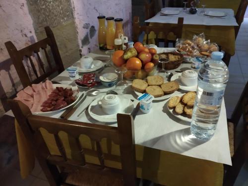 einen Tisch mit Essen und eine Flasche Wasser in der Unterkunft Guara-Altaoja-Yaso in Yaso