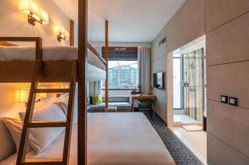 Postel nebo postele na pokoji v ubytování Studio One Hotel