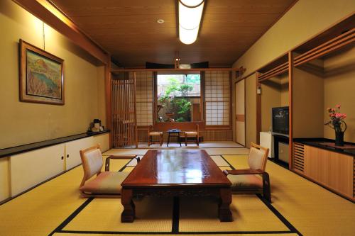 Una televisión o centro de entretenimiento en Shibu Onsen KOKUYA