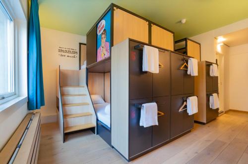 vestuario con litera y escalera en Sparks Hostel, en Róterdam