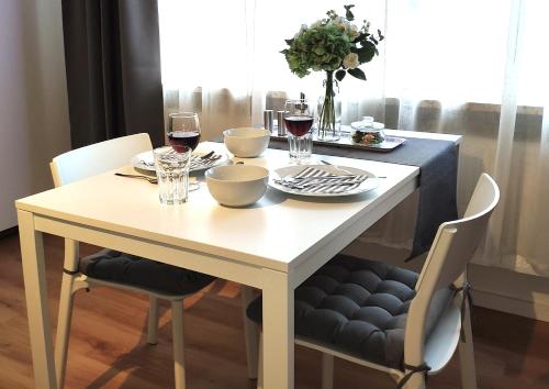 a white table with glasses of wine on it at Gemütliches Apartment mit WLAN in ruhiger Lage! in Dielmissen