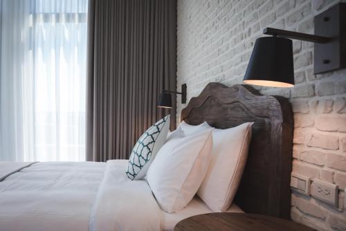 a bedroom with a bed with pillows and a lamp at Cloud 9 Panorama in Eluan