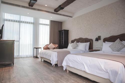 um quarto com 2 camas e uma parede de tijolos em Cloud 9 Panorama em Eluan