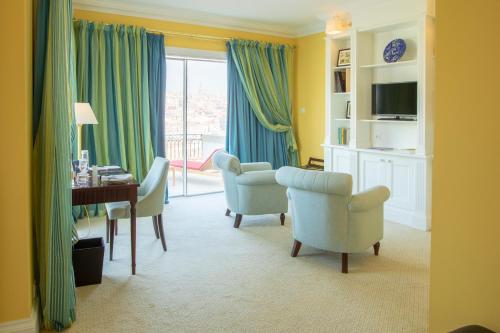 a living room with chairs and a table and a desk at The Yeatman in Vila Nova de Gaia