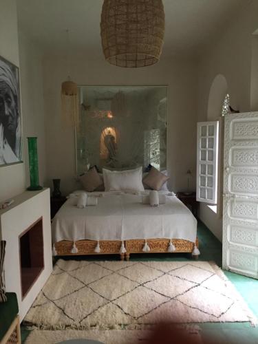 Een bed of bedden in een kamer bij EDEN KAM Riad