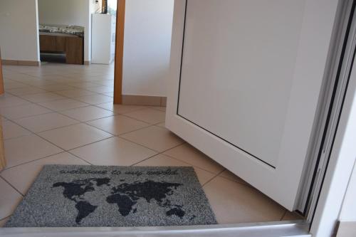 una alfombra en el suelo delante de una puerta en COMFY and BRIGHT Apartment, en Kranj