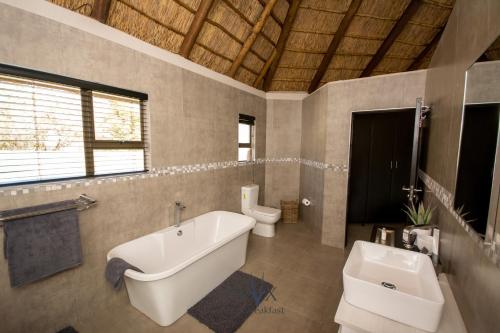 Bathroom sa Oryx B&B Reserved Guests Only