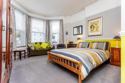 1 dormitorio con 1 cama y sala de estar en The Ravensbourne Hotel, en Bournemouth
