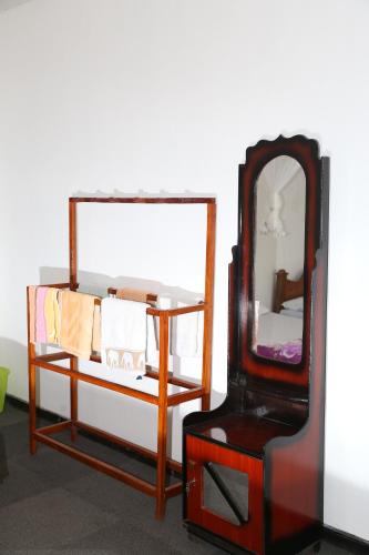 a mirror and a chair next to a dresser at Ella Tea Land View in Ella