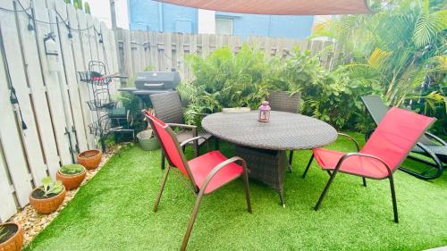 Taman di luar Hollywood Beachfront House