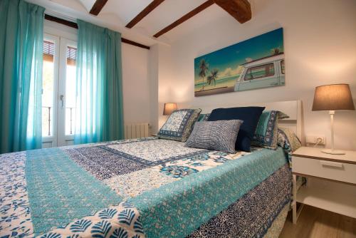 1 dormitorio con 1 cama con cortinas azules en cuencaloft trinidad en Cuenca