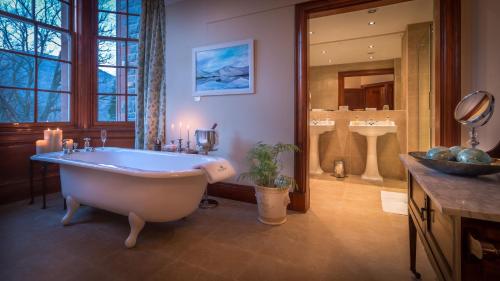 A bathroom at Glencoe House