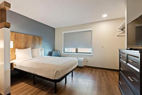 a small bedroom with a bed and a window at Extended Stay America Premier Suites - San Francisco - Belmont in Belmont