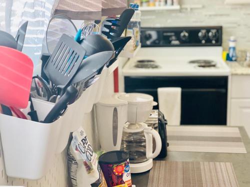 Dapur atau dapur kecil di Hollywood Beachfront House