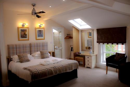 a bedroom with a bed and a window at Ba Ba Guest House in Chester