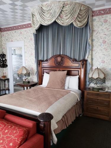 Кровать или кровати в номере Topaz Motel - Flagler Beach