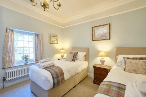 um quarto com 2 camas e uma janela em Nuns Cottage Bed & Breakfast em Richmond