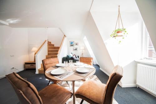 uma sala de jantar com mesa e cadeiras em 2 level apartments in Old Town em Riga