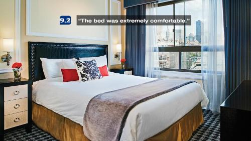 una camera d'albergo con letto e finestra di Deluxe Union Square Suites a San Francisco