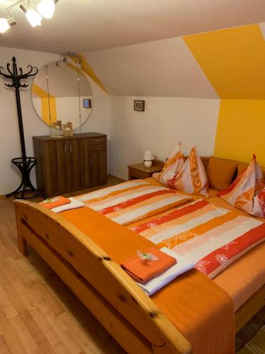 ein Schlafzimmer mit einem großen Bett mit gestreifter Decke in der Unterkunft Serschenhof- Auszeit über dem Stall in Leutschach