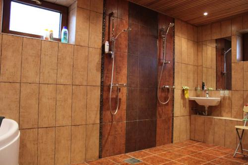 Et badeværelse på Krapi Guesthouse