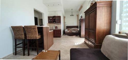ein Wohnzimmer mit einem Sofa und einem Tisch in einem Zimmer in der Unterkunft Appartement 24 in Lindau