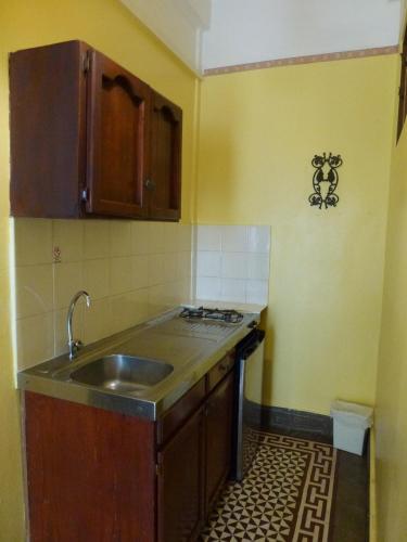a kitchen with a sink and a counter top at Residencial La Fonte in Santo Domingo