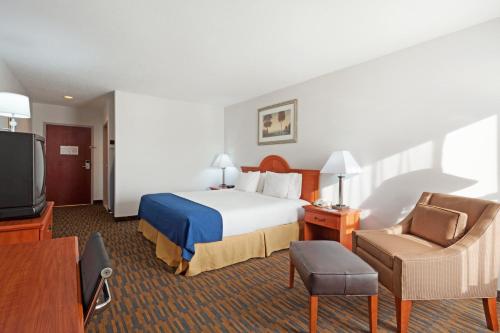 um quarto de hotel com uma cama e uma televisão em Best Western North Attleboro - Providence Beltway em North Attleboro