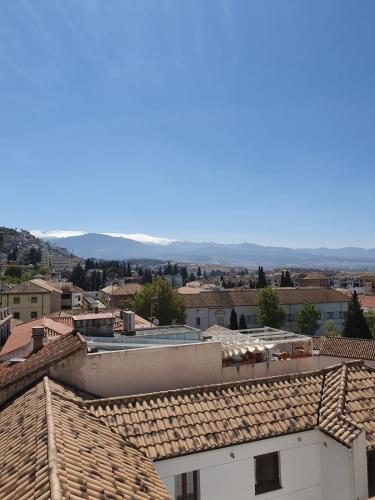 Vista generica sulle montagne o vista sulle montagne dall'interno dell'appartamento
