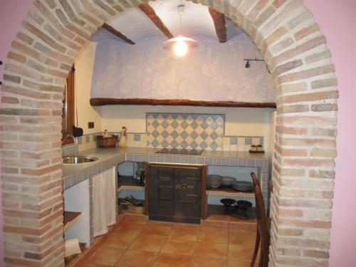 a large kitchen with an archway in a building at Casa Rural Los Pedregales in Carenas