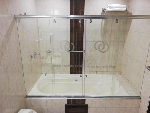 Un baño de Hotel Santafe Real