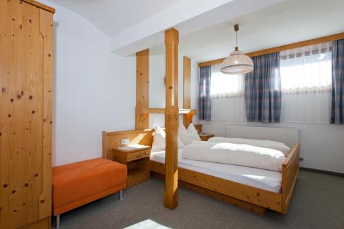 1 dormitorio con 2 camas y lámpara en Apart Kaltenbacher, en Nauders