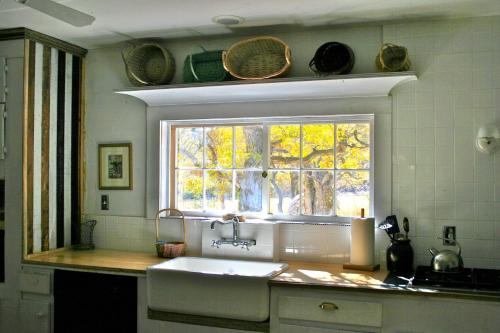 A kitchen or kitchenette at Old Pioneer Garden Country Inn