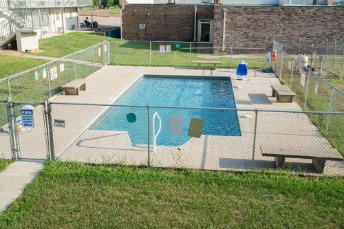 uma piscina com um banco e uma cerca em Marshall Lodge em Marshall